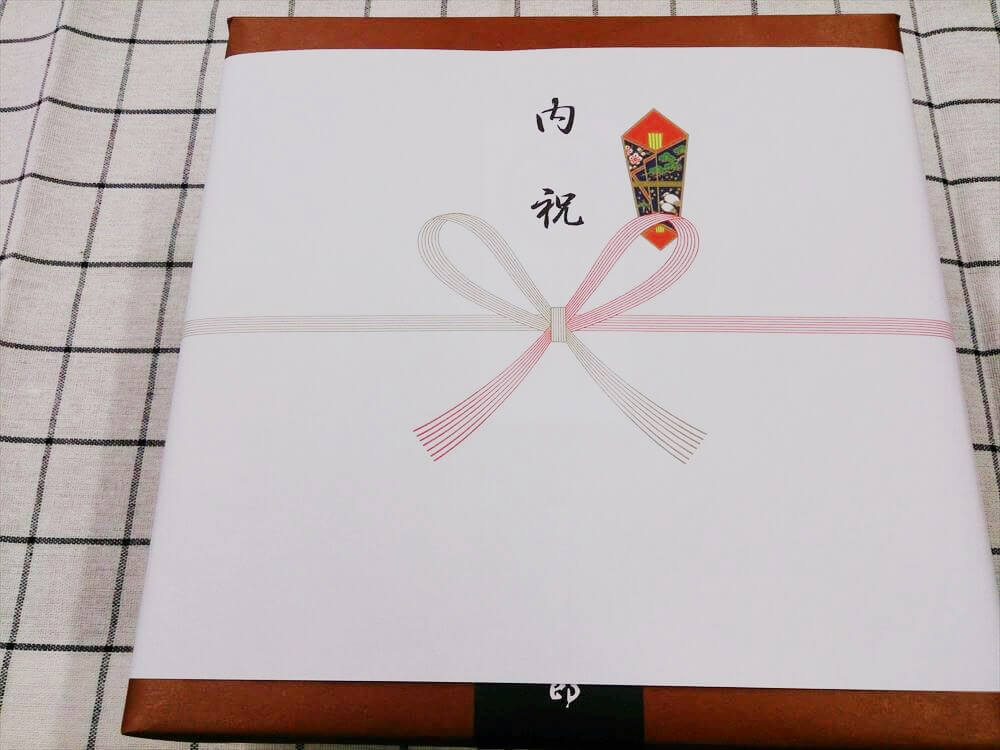 内祝包装された缶入り特選芋けんぴ