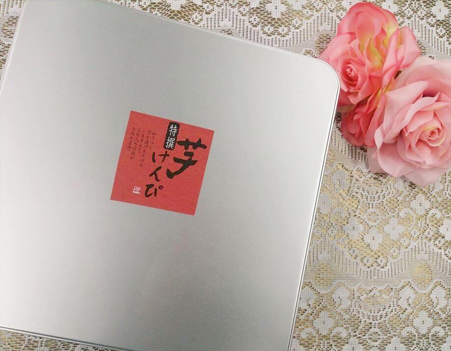 芋屋金次郎の缶入り特選芋けんぴとバラ